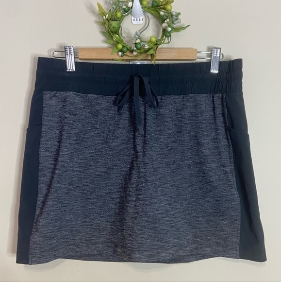 Athleta Excursion Hybrid Mid-Rise Tennis Skort in Dark and Heathered Gray Sz S - Picture 2 of 9